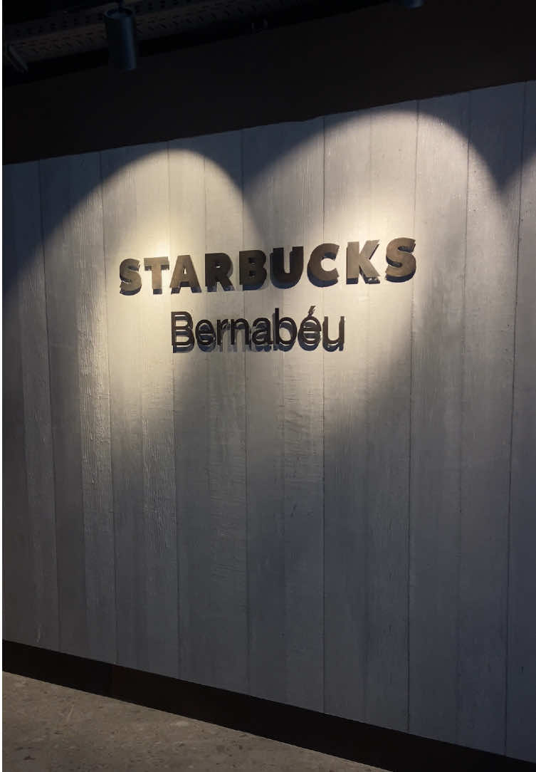 Llega Starbucks al Santiago Bernabeu💚🩶🤍 #realmadrid #starbucks #santiagobernabeu 