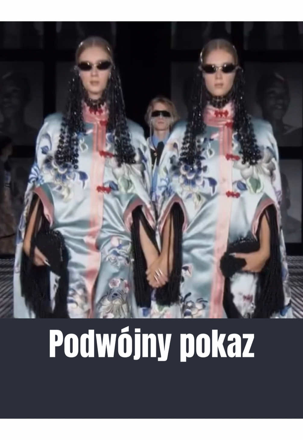 68 par bliźniąt na wybiegu. Pokaz Gucci Spring/Summer 2023 – Twinsburg – przeszedł do historii. Alessandro Michele stworzył spektakl o podwójności, hołd dla swojej mamy i jej siostry bliźniaczki. Ściana z portretami uniosła się do góry, odsłaniając drugą scenę i drugą publiczność. A bliźnięta, w identycznych stylizacjach, chwyciły się za ręce w finale, który wzruszył świat mody. Ironia? Dwa miesiące później Michele odszedł z Gucci. Jego ostatni pokaz pozostał wielkim, teatralnym pożegnaniem. 📸 YT: Gucci  #gucci #fashion #moda