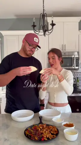 Serving up fajitas & a whole lotta guac👌🏼🌮  #datenightideas #cookwithus #EasyRecipes #datenightathome #cookingtips 