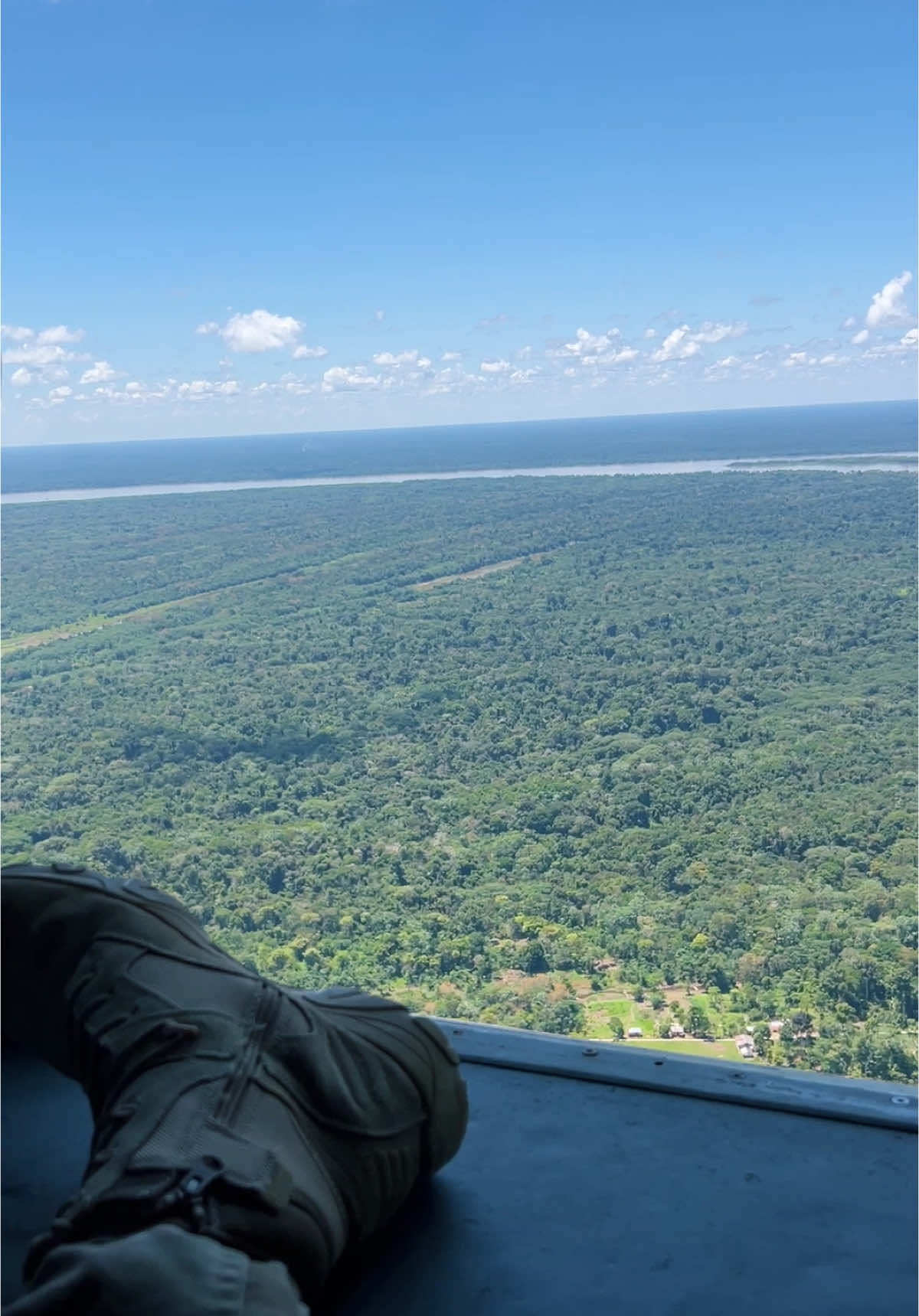 Abundan los árboles por todas partes. #iquitos_peru🌴🌴♥️♥️♥️♥️ #loreto #avion #militar 