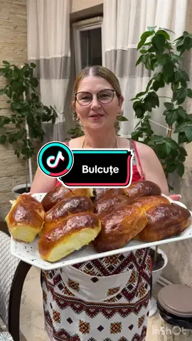 130 gr de zahăr  15 gr de drojdie uscată  400 ml chefir cald 2 ouă Puțină sare Esență de vanelie  3 linguri de ulei 800/850 gr de făină  60 gr de unt  Le lăsăm 40 minute  Apoi le formăm ca umplutură puteți folosi ce doriți eu am pus lapte condensat fiert  La cuptor 180* 20/25 minute