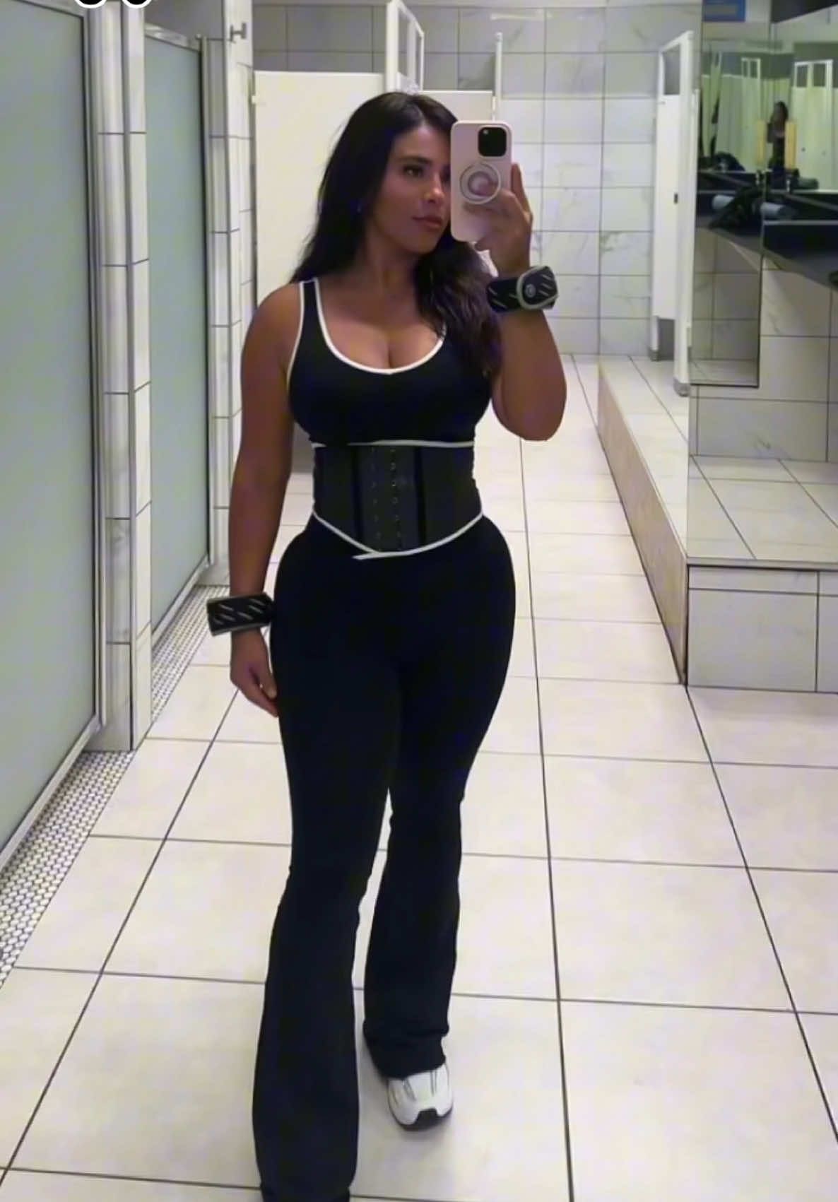 Ok i absolutely loved this set! It’s just not height friendly, i had to fold the leggings a little :( but nothing a shorty can’t handle 😜🖤 y no se te olvide fajarte amiga 🫔 🖤 #Fypppppp #GymFit #YogaSet #PilatesSet #MuscleMami 