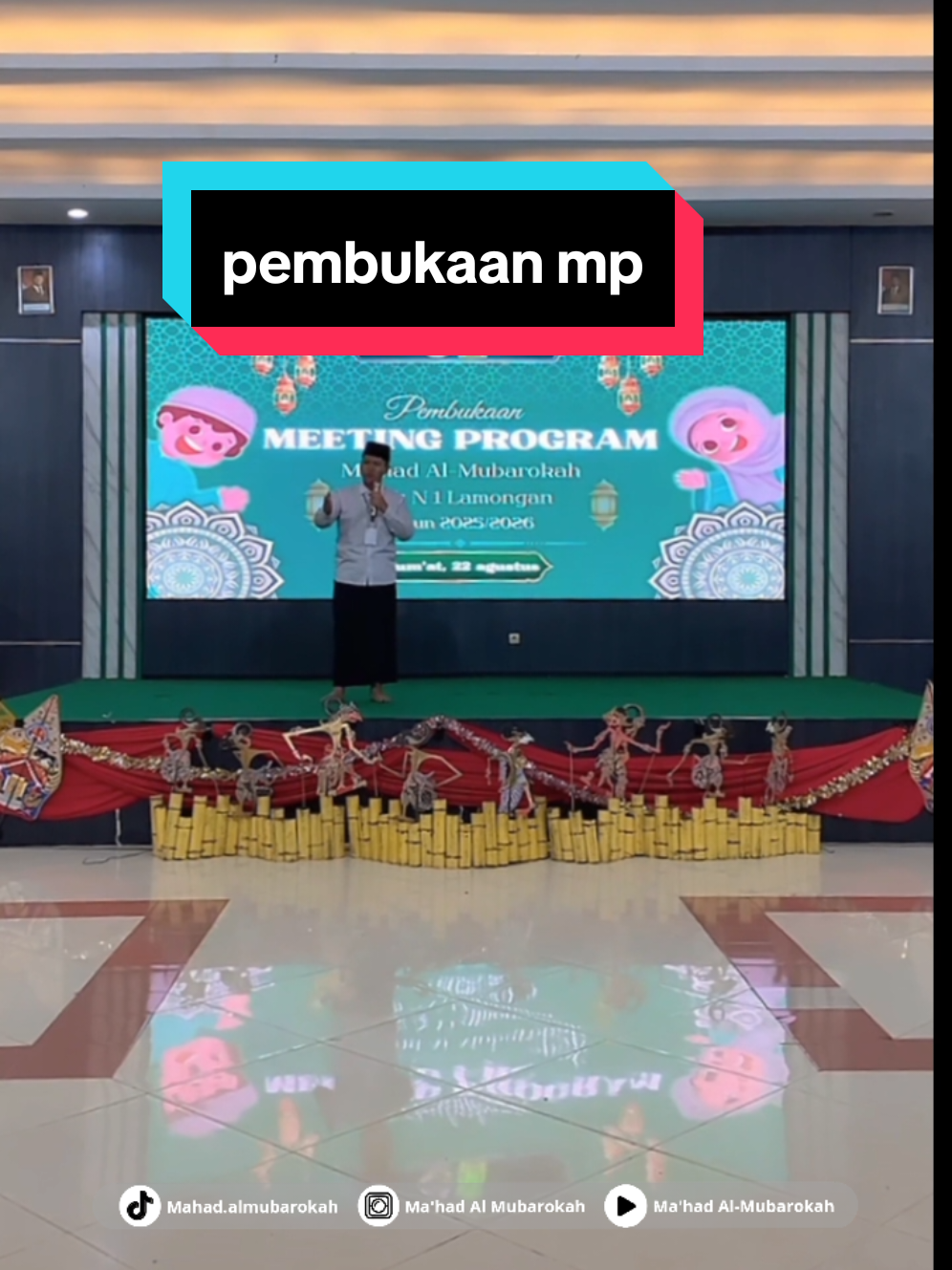 Penampilan Pidato Bahasa Arab oleh staf bahasa ma'had al-mubarokah dalam pembukaan meeting program 2025. Semoga diberi kelancara dan hasil yang maksimal. Aamiin. #trendsantri #mahadalmubarokah #mtsn1lamongan #pidatobahasaarab 
