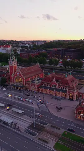 Dworzec Główny w Gdańsku powstał na przełomie XIX i XX wieku i do dziś jest jednym z najbardziej rozpoznawalnych budynków miasta. Mało kto wie, że jego kopia znajduje się… w Japonii! W 1984 roku, w mieście Imari, zbudowano pałac ślubów inspirowany gdańskim dworcem. 🏰✈️ To niezwykła historia architektury, która połączyła Gdańsk z daleką Japonią.