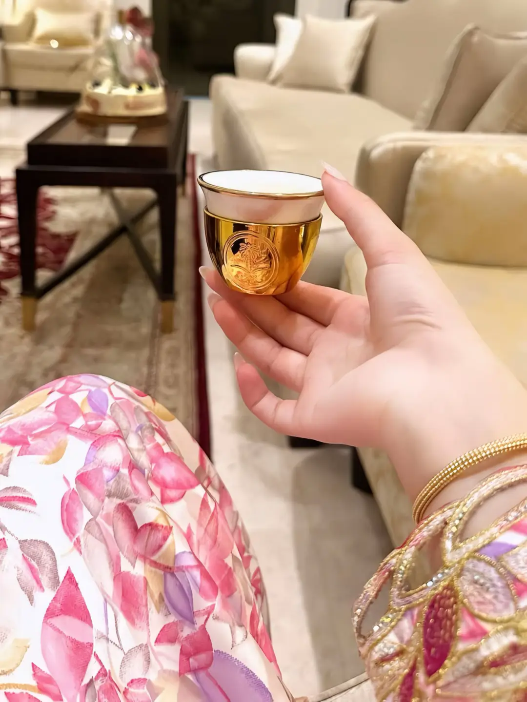 ودي ارد قلبي بالغزل ياغزاله لايسوي سوات اللي يهمّل رفيقه الهوى لذّته في طيشه وفي هباله ولذّة اول شعور وربكة اول دقيقه وجهٍ اللي يشوفه ينبهر من جماله وطلةٍ تجعل الرجال يشرغ بـ ريقه! ودي امثل مثول المتهم للعداله ماعلي دامني بين اليدين الرقيقه العفو 