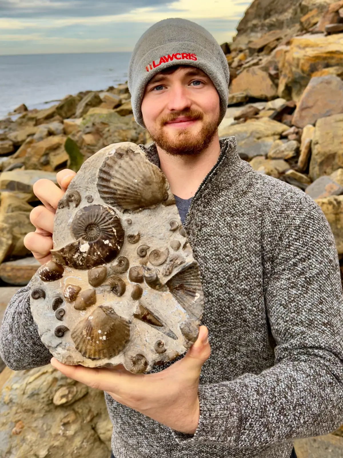 Here’s an outstanding example of an Ammonite Multi-Block specimen that has been found and prepared by the Yorkshire Fossils Team, it is roughly 180 Million years old 😍🦕 The intricate details are truly something to behold! 🔬🏝 Thanks for supporting our page! 🐊 #natural #nature #fossil #fossils #ancient
