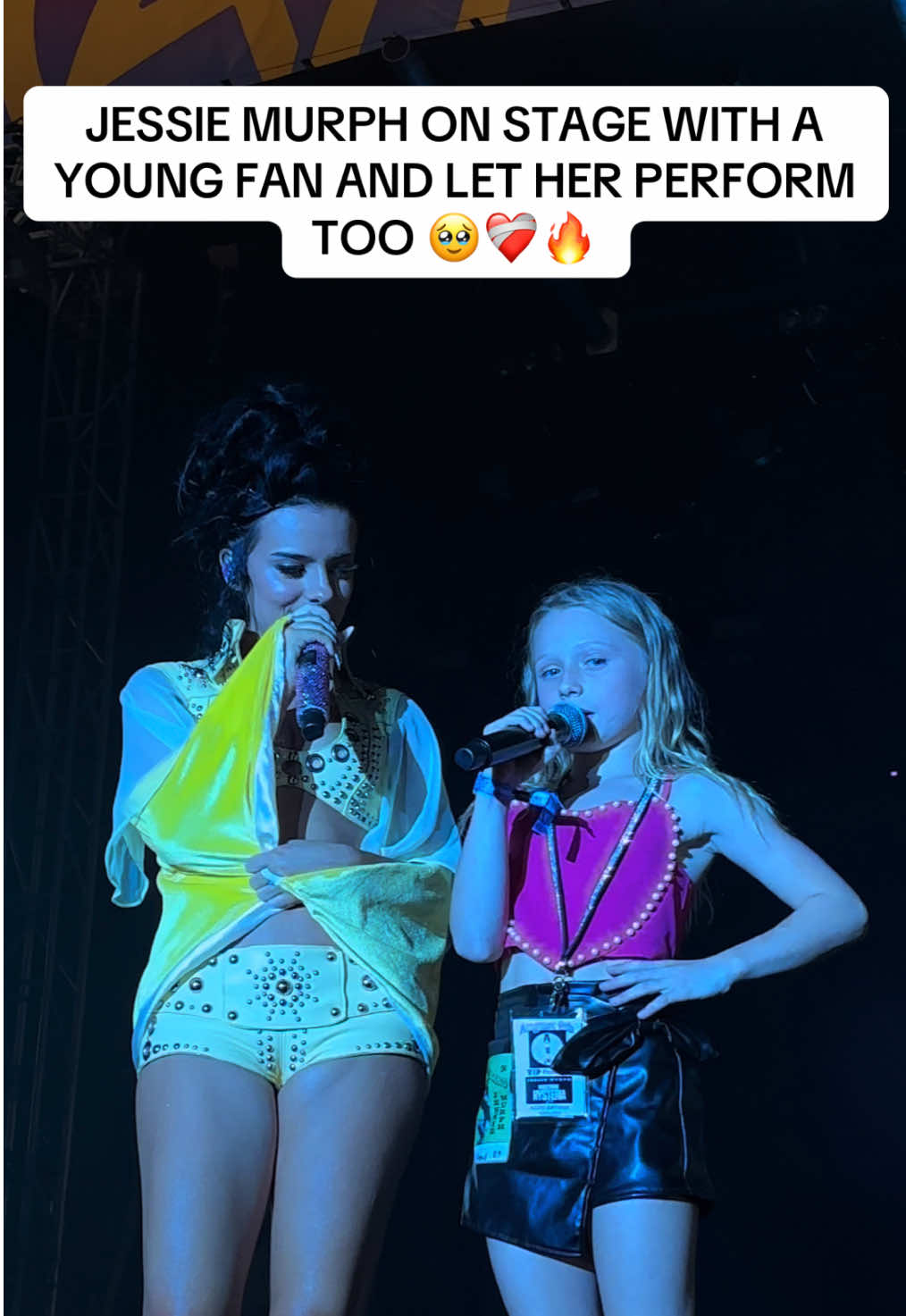 Jessie Murph brings on stage a young fan and lets her perform with her 🥺❤️‍🩹 #jessiemurph #fyp #foryou #viral 