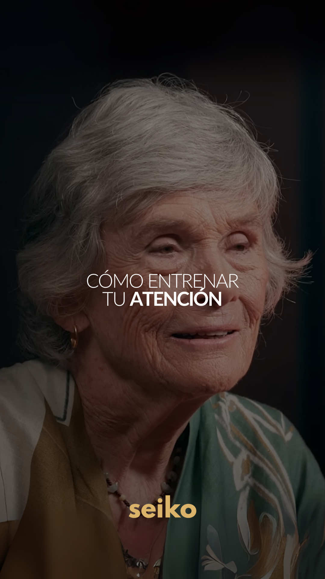 Cómo entrenar tu atención 🔎✨  📝RESUMEN👇👇 1️⃣🧠 Entrena tu atención cada día. Observar algo simple como el segundero de un reloj fortalece tu foco. Con práctica, pensarás con más claridad y tomarás mejores decisiones. 2️⃣🌪️ Haz pausas breves. Cinco minutos al día sin estímulos ayudan a calmar el sistema nervioso y reducen el estrés. Parar no te frena, te centra. 3️⃣🛤️ Escucha tu camino. Estar enfocado evita que tomes decisiones que no van contigo. Menos distracción, más dirección. 4️⃣🪞Atrévete a mirar hacia dentro. Al principio cuesta, pero estar contigo mismo sin escapar te conecta con lo que realmente necesitas. 5️⃣💡Tolera la incertidumbre. Si no sabes qué hacer, espera. El foco también es saber no actuar cuando no es el momento. Cuidar tu atención es cuidar tu vida. Explicado por 👉 Marly Kuenerz FUENTE (YT) Canal: el Sendero Título: DESATA ASÍ el PODER de tu INCONSCIENTE CUÁNTICO | ft. @institutomarlykuenerz ©️ No pretendemos infringir derechos de autor. Envíanos un MD para cambiar/eliminar. Gracias por la comprensión y cooperación. #atención #bienestar #foco #desarrollopersonal #autoconocimiento 