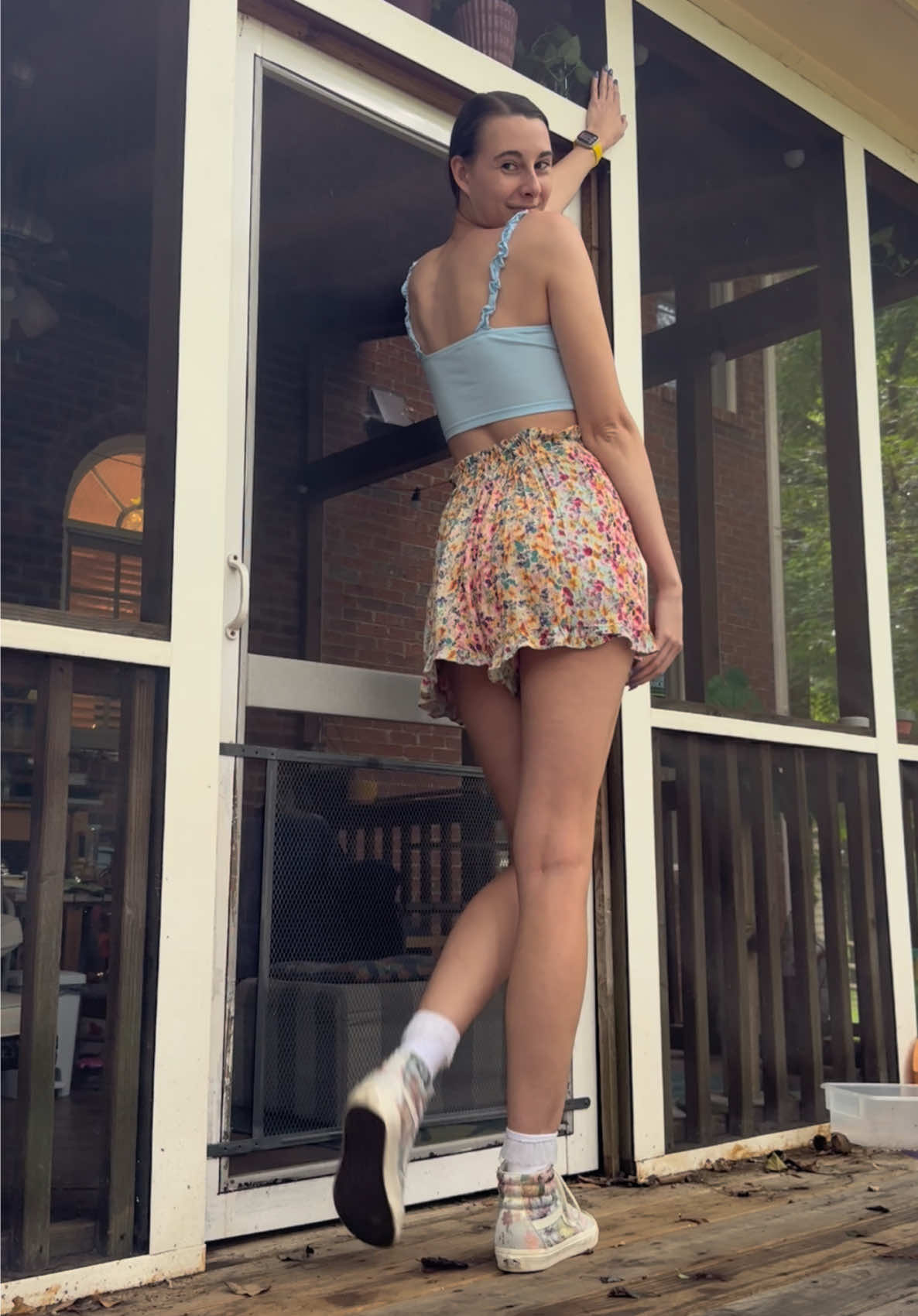 Cute shorts, vans, and a new manicure 💅🥰 happy Friday! #fitchecks #dopaminefressing #tallwoman #leggy 