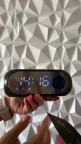 Altavoz inteligente con múltiples funciones altavoz reloj y despertador #altavozbluetooth #altavozportatil #despertador #relojdeescritorio #TiktokshopRegresoAClases 