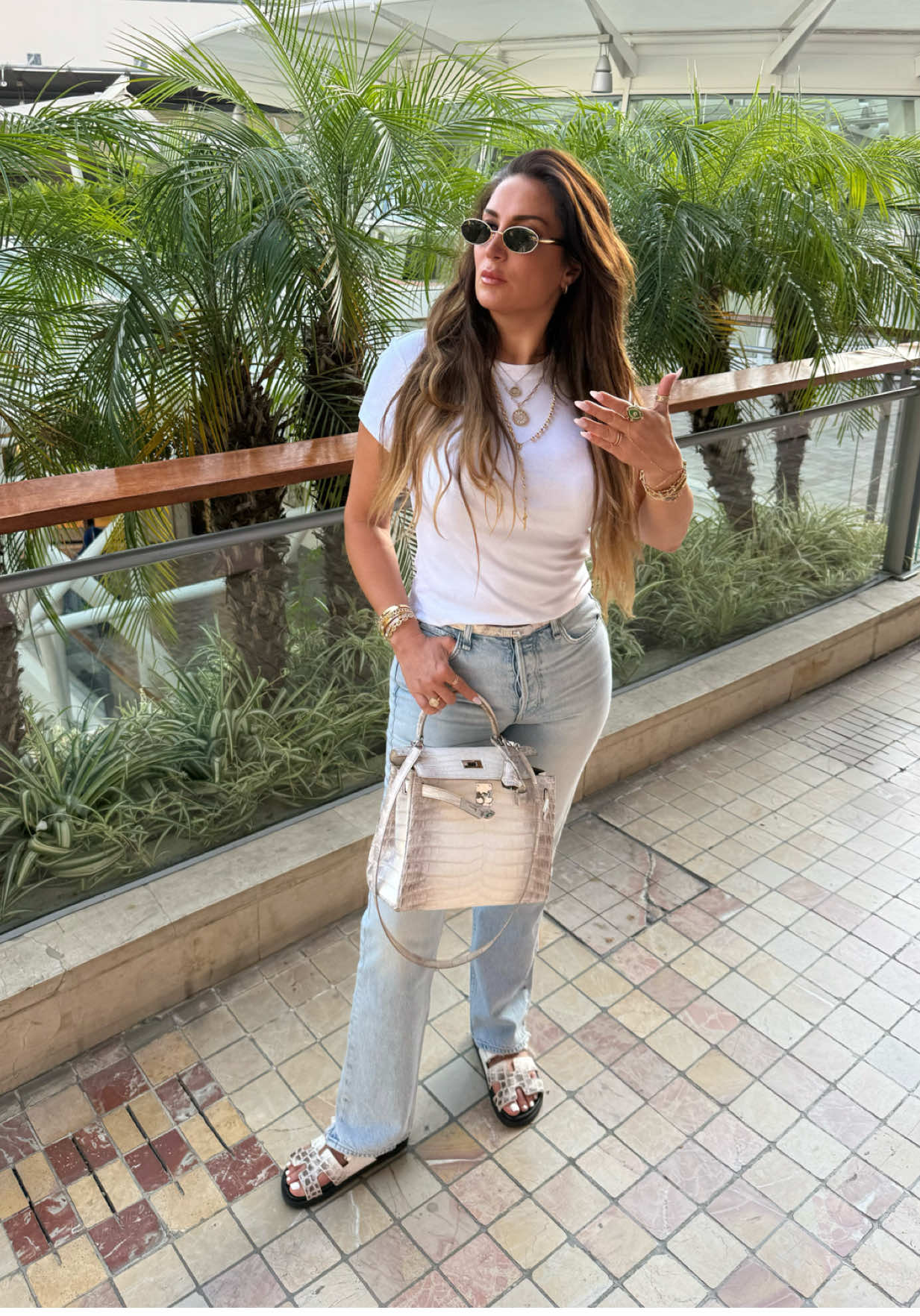 Casual t shirt & jeans outfit 🤍🫶🏻 also currently obsessed with the evil eye charm on the Hermes himalaya Kelly #hermes 