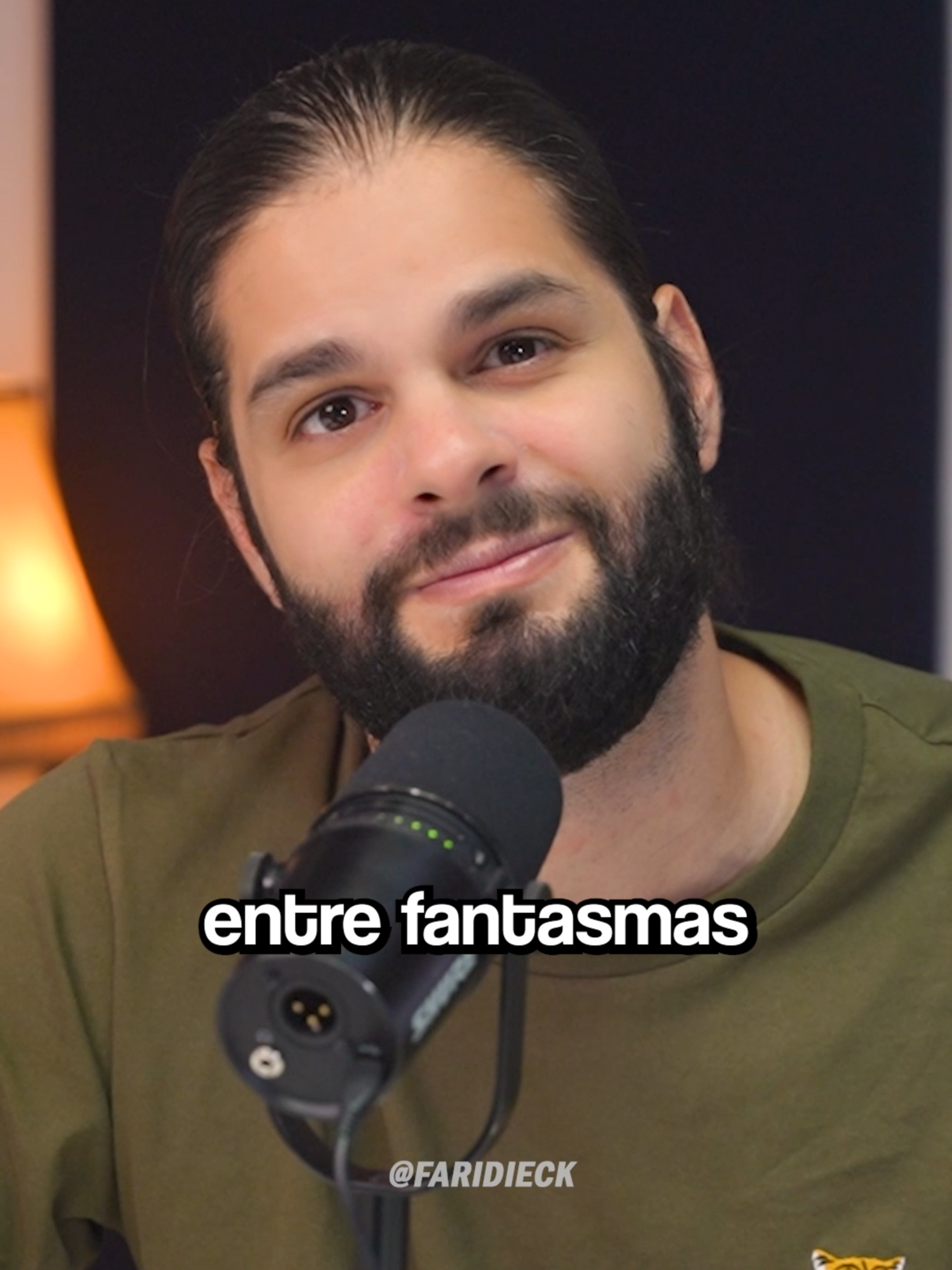 Pienso en todos aquellos que, en algún momento de su vida, tuvieron que despedirse de su lugar de origen, de sus hogares y de su gente, porque eran demasiado grandes para quedarse... Sígueme aquí @faridieck para más relatos y reflexiones.