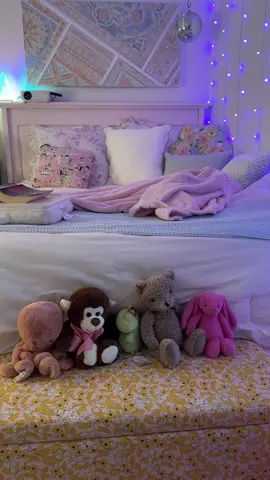 Quick room tour for fun cause I finally made it cute in here 