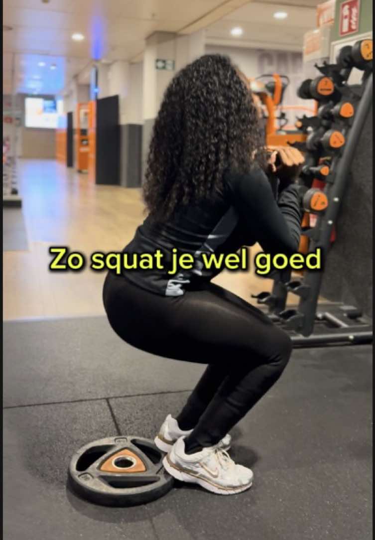 De meeste mensen squatten fout ❌ Vandaag laat ik jou zien hoe het wel moet. Oefening 1: Goblet squat (met hakken verhoogd) → ideaal voor techniek & quads/glutes. Dat helpt om makkelijker rechtop te blijven en meer focus te leggen op de quads en billen. Oefening 2: Smith machine squat → perfecte variant voor zwaarder & gecontroleerd trainen. Ideaal als je nog niet veel balans hebt, maar toch je quads en glutes hard wilt raken. En als het druk is bij de dumbbells, is dit de perfecte variant Wil jij ook leren trainen met de juiste techniek?  1:1 Coaching-link via mijn bio op Instagram: @itsjessejay_ #fyp #squat #voorjou #glutesworkout #personaltrainer 