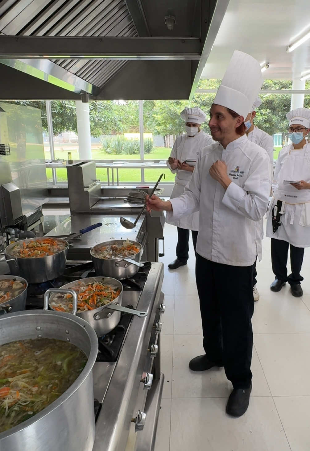 El regalo de hoy es una clase de fondos y caldos 👨🏻‍🍳✨ Anotación complementaria: Razones por las que ya no se hacen tanto los fondos artesanales: 1. Tiempo → un buen fondo oscuro puede tardar de 8 a 12 horas; los fondos blancos mínimo 2 a 4 horas. En cocinas rápidas o con poco personal es poco viable. 2. Costo de mano de obra → requiere personal capacitado, espacio y energía. 3. Estandarización → las empresas buscan sabores constantes; los fondos caseros pueden variar. 4. Seguridad alimentaria → al comprar caldos en Tetra Pak o concentrados se asegura control microbiológico. 5. Disponibilidad de productos listos → hoy hay fondos en tetrapack, cubos, pastas, polvos o concentrados líquidos de alta calidad, incluso orgánicos y sin glutamato. 🔹 Países y contextos: Francia: todavía se enseña la técnica clásica en escuelas como Le Cordon Bleu, pero muchos restaurantes usan fondos concentrados de buena calidad (ej. Chef®️, Maggi®️, Knorr®️ Professional). España e Italia: muy común el uso de caldos en Tetra Pak (Gallina Blanca®️, Aneto®️, etc.) para restaurantes pequeños y cocina doméstica. EE.UU. y Canadá: gran parte de la industria usa bases concentradas líquidas (Major®️, Better Than Bouillon®️, etc.). Latinoamérica: cada vez más restaurantes recurren a caldos en polvo, cubos o líquidos para reducir costos, aunque en alta gastronomía aún se hacen artesanales. 🔹 Tendencia actual: En alta cocina y restaurantes gourmet todavía se hacen fondos artesanales (porque aportan complejidad y prestigio). En cadenas, hoteles y catering lo normal es usar bases industriales (tetrapack, concentrados o polvos) y ajustarlos con hierbas frescas, reducción de vino, mantequilla, etc. #cooking #cookfree #cheflife #AprendeEnTikTok #cookfreeordie 