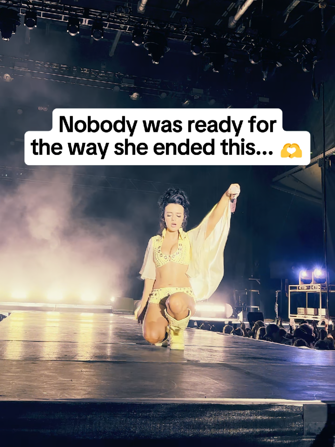 The way she left the dancers to finish alone?? This felt spiritual. Jessie Murph #jessiemurph #bluestrips #worldwidehysteriathetour #jessiemurphhh #liveperformance 