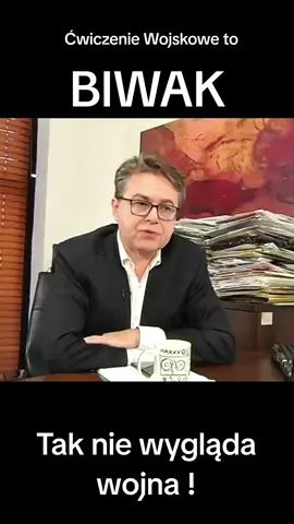 Maciej Maciak komentuje ćwiczenia wojskowe.  Wyjaśnia, dlaczego proponowane szkolenia nie oddają realiów prawdziwej wojny. Zamiast realnego przygotowania to bardziej przypomina biwak.  To tworzenie iluzji bezpieczeństwa i fikcyjnego obrazu konfliktu.   Ostrzega, że takie ćwiczenia mogą wprowadzać ludzi w błąd, dając fałszywe poczucie, że „będzie dobrze” a realna wojna jest okrutna i zbiera ogromne żniwo ... #Maciak #Analiza #Wojsko #Ćwiczenia