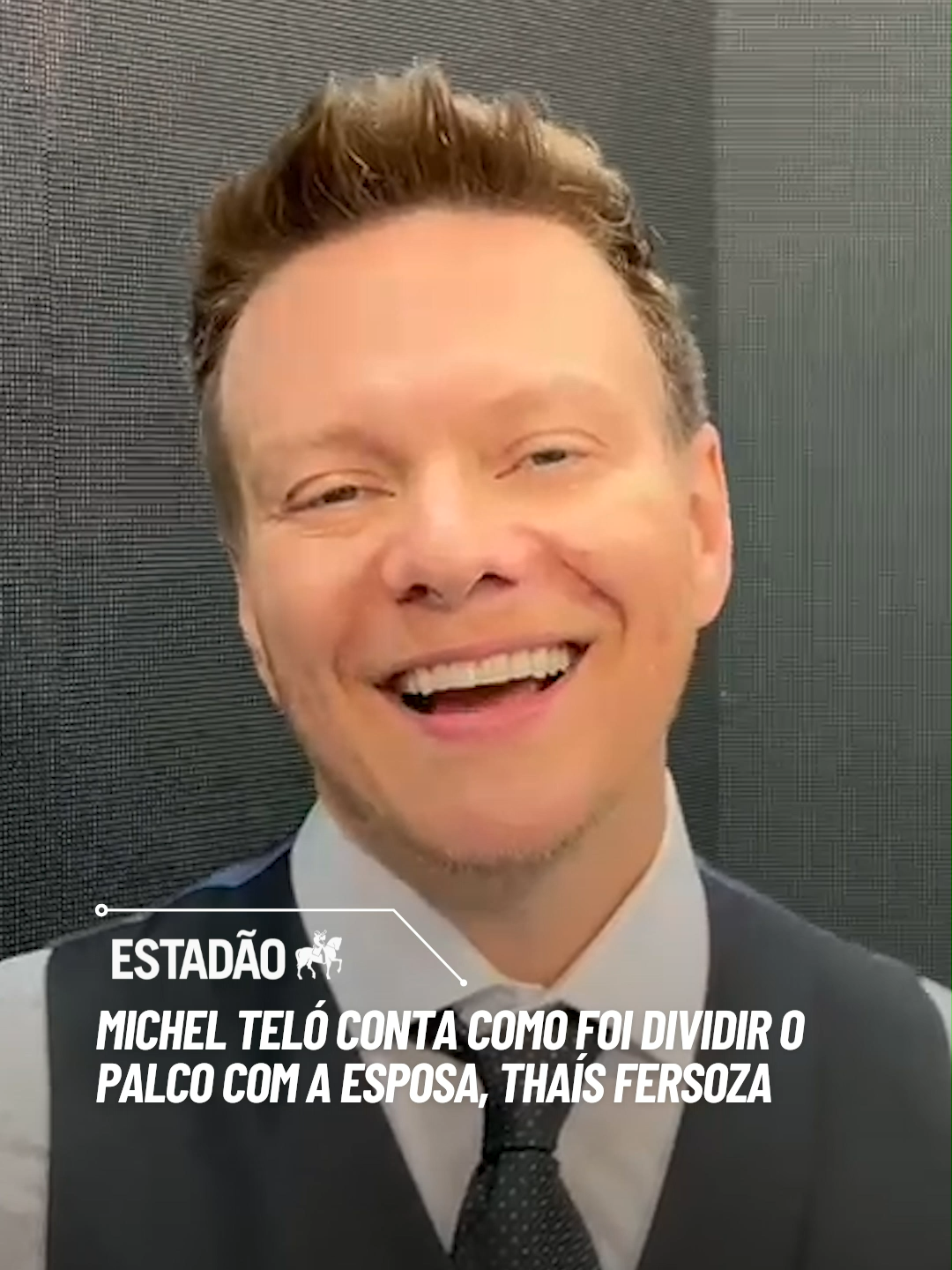 Michel Teló se emociona ao dividir o palco com Thaís Fersoza! No projeto Sertanejinho do Teló, o cantor relembra momentos especiais ao lado da esposa e conta como foi viver essa experiência inesquecível juntinho dela no palco. #MichelTeló #ThaisFersoza #tatafersoza #SertanejinhoDoTeló #Casal #MúsicaSertaneja #Bastidores #sertanejo #musica #MomentoEspecial #noticias #jornalismo