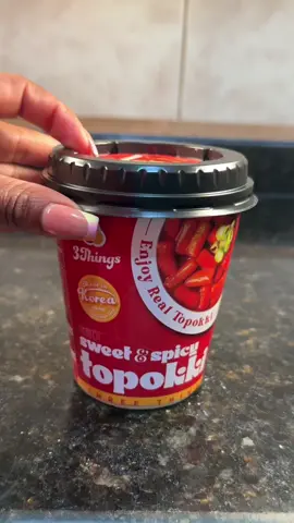 🍴| Te comparto mi experiencia … __________ ▫️ Probando Topokki (떡볶이) Sweet & Spicy de la marca 3Things, distribuido por Sambanggu. ▫️ Lo encuentras en @Samcheop @samcheop  ▫️ Tienen varios sabores, ¡ te recomiendo que lo pruebes todas !🔥🍦 🍭  ▫️¿ Los probarían ?  . . . . . . . . . https://bmfoodusa.com/products/three-things-original-flavor-cup-topokki?utm_source=influencer&utm_medium=social&utm_campaign=Kimmy1995 . . . . . #topokki #sambanggunung #contentcreator #3things  #creatorsearchinsights 