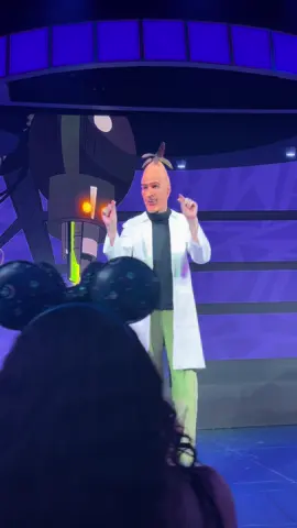 clock itttttt 🤏🏼🤏🏼#oogieboogiebash #disneyland #dca #drdoofenshmirtz 