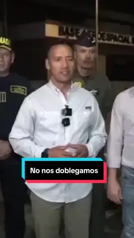 “Este atentado terrorista en Cali fue un crimen de lesa humanidad contra el pueblo colombiano”, aseguró el ministro @PedroSanchezCol desde la capital del Valle del Cauca. Seis personas perdieron la vida y más de 70 resultaron heridas en un ataque cobarde de la estructura criminal Jaime Martínez contra la Base Aérea, como reacción desesperada a los contundentes golpes de la Fuerza Pública en Nariño, Cauca y Valle del Cauca, incluido el decomiso de más de 250 mil municiones en el cañón del Micay. 🔴 Recompensa de hasta $3.284 millones por alias Marlon, cabecilla de la Jaime Martínez. 🔴 Recompensa de hasta $1.641 millones por alias Kevin, reclutador de menores y cabecilla de la Carlos Patiño. 🔴 Recompensa de hasta $4.450 millones por alias Mordisco, máximo cabecilla. El presidente Gustavo Petro lideró un Consejo de Seguridad Extraordinario en la zona y dio instrucciones claras: Jamundí, el sur del Valle y el norte del Cauca estarán libres de este cáncer y de los cultivos ilícitos. Este atentado no quedará impune. Aunque sentimos dolor, jamás nos doblegamos: la Fuerza Pública actuará con más vigor y más fuerza. #Cali, el Valle y Colombia no están solos. #atentado #cobarde #paztotal 