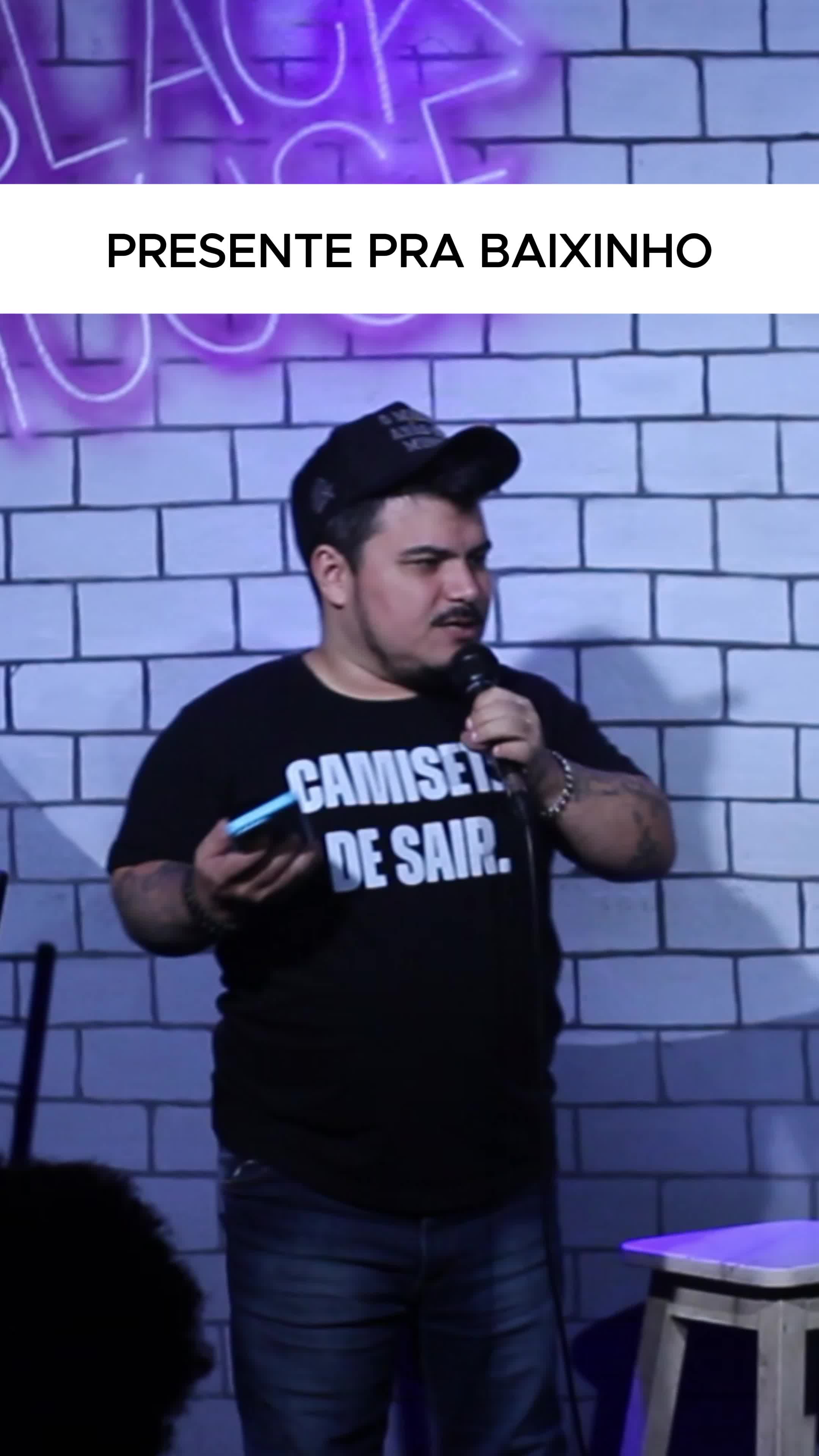 Amigo sabe presentear baixinho? #comedia #humor #standup #standupcomedy #piada #vidaadulta #baixinho #baixinha #whisky #viral #foryou #foryoupage #fyp #comedy