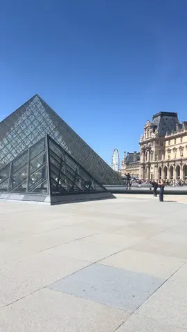La structure de la pyramide de cristal émet l'énergie positive qui neutralise l'énergie négative, créant un champ de lumière vigoureux et de purification de vibrations ordonnées autour d'elle, conduisant tout ce qui se trouve dans ce champ à se déplacer vers l'harmonie et une atmosphère de guérison permettant l'éveil de la paix.#europe #france #paris #music 