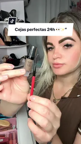 Cejas perfectas todo el día 👀✨. Este gel fija, da color y es resistente al agua y al sudor. Dura hasta 24 horas sin correrse ni mancharse 💕. CejasPerfectas #MakeupTok #TikTokMadeMeBuyIt #BeautyFinds #SACELADY