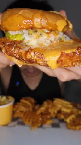 hangry joes mukbang (first time trying) it was messy but it was so good and flavorful 😮‍💨 #mukbang #eatingshow @Hangry Joe's Hot Chicken 