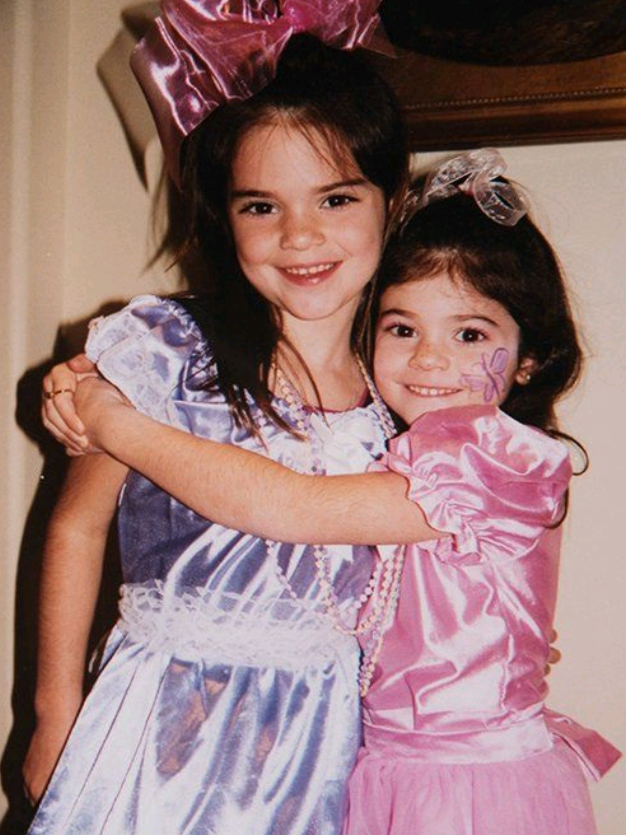 Las travesuras de Kendall y Kylie Jenner ✨💘. Hoy se aman, pero de niñas… ¿ni se soportaban? Mmm, claro que sí, pero a su manera. Lo que sí es seguro es que siempre han estado juntas: el amor de hermanas evoluciona con los años. ¿Te identificas con tu hermana? 🤭 #kyliejenner #kendalljenner #kardashiankids #thekardashians #kardashiansjenner 