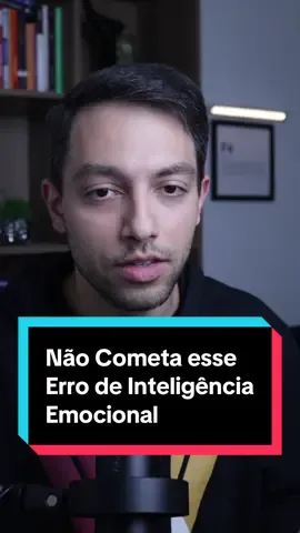 Você já se sentiu mal por saber exatamente o que tinha que fazer, mas não conseguir agir? 💡Curso completo de Inteligência Emocional na Bio Créditos do vídeo: @cupulille Neste vídeo, falamos sobre a importância da inteligência emocional e como o autoconhecimento, embora seja o primeiro passo, não é suficiente para uma mudança real. Discutimos como saber o problema e a solução não é a mesma coisa que ter a capacidade de agir e reestruturar crenças e hábitos automáticos. Isso pode levar a um sentimento de impotência e desesperança, apesar da autoconsciência. #saúdemental #psicologia #inteligenciaemocional #inteligênciaemocional #autoconhecimento 