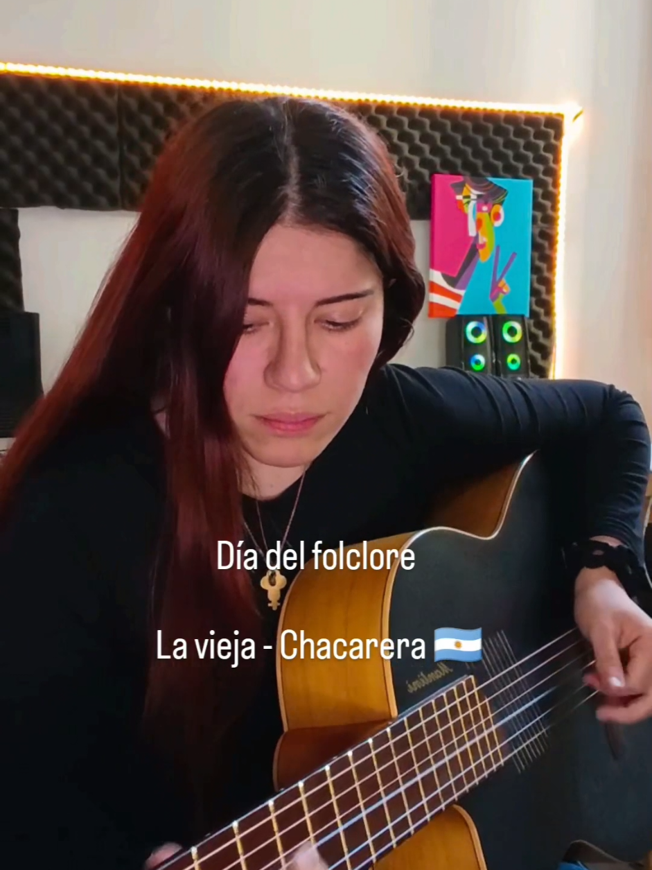 Hoy es el día del folcloreee!!! 🇦🇷 Medio a lo improvisado hoy subo un vídeo para celebrar este día ♥️♥️♥️ La vieja - Chacarera  #guitarra #guitarrista #mujer #musica #musico 