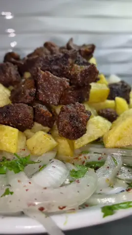 ARNAVUT CİĞERİ 🥩 MALZEMELER  •250 gram dana ciğeri  •1 su bardağı un  •1 soğan  •1 tutam maydonoz  •1 çay kaşığı sumak  •Sıvıyağ  •Tuz  •Kimyon •Kırmızı toz biber  •3 adet patates  Yapılışı: Önce ciğerimizin zarını alıp küp küp doğruyoruz(ben daha önceden alıp doğrayıp buzluğa koymuştum.) Daha sonra süzeğe koyuyoruz ki kanı süzsün ( ciğer yıkanmaz.) Salata için soğanı sövüş doğruyoruz. Maydonozu da ince ince doğrayıp sumak,tuz ve yağı ekleyip karıştırıyoruz. Daha sonra patatesi küp küp doğrayıp kızartıyoruz. Arkasından ciğerleri unlayıp 2 dakika kadar kızartıyoruz. Ciğer kızardıktan sonra tuz,kimyon ve kırmızı toz biber ekleyip karıştırıyoruz.  Afiyet olsun 😋  #seyidemutfakta #takipetöğren #akşamyemeği #keşfet #pasta #tatlı #hamurişi #yemektarifleri #food #kek #ciğer #arnavutciğeri