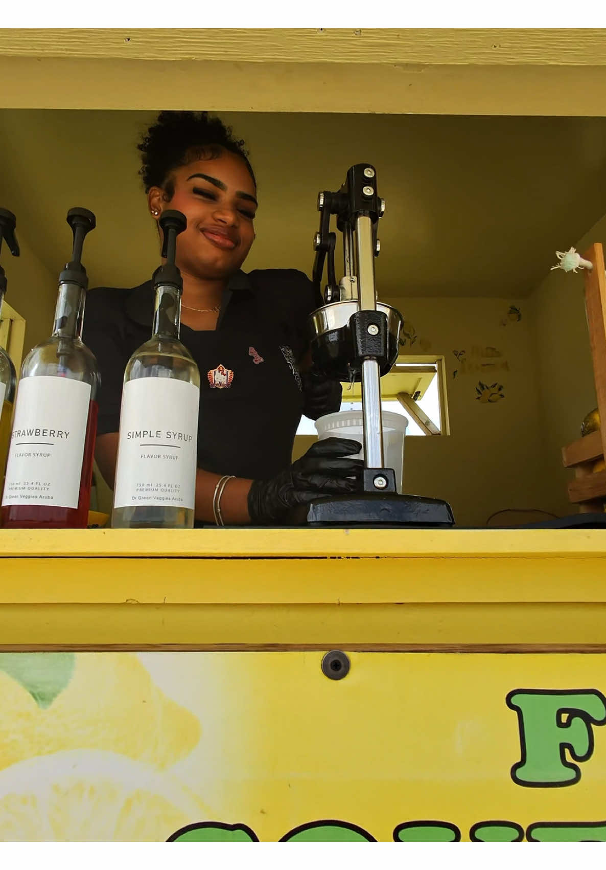 Fresh Lemonade Stand 🍋 #aruba #bestie #freshlemonade #passionfruit 