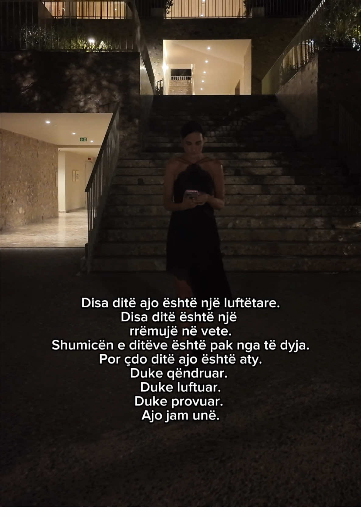 Nëse edhe ti je ajo SHARE! 🙏  Disa ditë ajo është një luftëtare. Disa ditë është një  rrëmujë në vete. Shumicën e ditëve është pak nga të dyja. Por çdo ditë ajo është aty. Duke qëndruar.  Duke luftuar. Duke provuar.  Ajo jam unë. #fyp #woman #albanian 