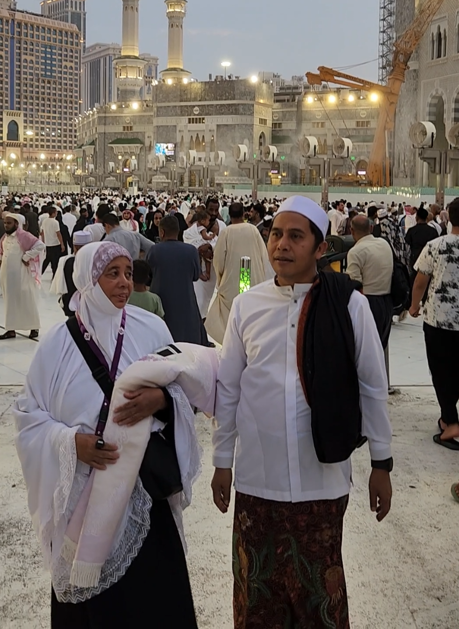 Maghrib bersama Ibu di Masjidil Haram. #makkah #safril #musaffasafril #maghrib #ibu 