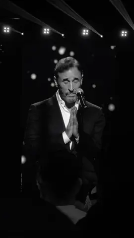هذا الرجُل عظيم بِما تعنيه الكلمة، عُظمَة هذا الأداء لا يُمكن إنها تتكرّر يومًا ما الغريب إنّه بكل حفلة أحضرها لكاظم الساهر أقول نفس الكلام !  #كاظم_الساهر_في_جدة #كاظم_الساهر #fyp #foryou 