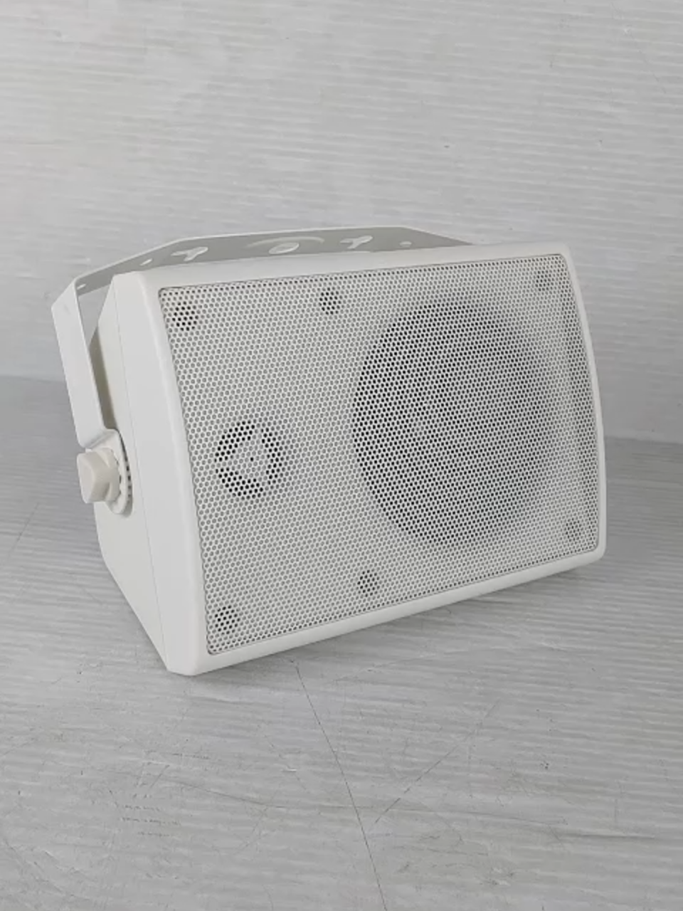 YSK-0204WH Bocina Exterior Interior Bafle Ambiental Sonido Ambiental/ LOUDER #bocina #ambiental  Precio: $570 MXN Sujeto a cambios sin previo aviso Disfruta de un sonido claro y balanceado con la YSK-0204WH, una bocina ambiental de 4 pulgadas diseñada para interiores y exteriores. Perfecta para música de fondo o voceo en cualquier espacio. Bocina de 2 vías con woofer de 4