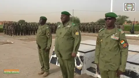 La zone de défense n°1 de Tillabéri a un nouveau patron. Il s'agit du Colonel Harouna Mahamadou Soukarédjou. Véritable homme de terrain, le nouveau commandant de la zone de défense n°1 de Tillabéri a à son actif, un parcourt militaire bien rempli. La cérémonie officielle de passation de commandement a été présidée ce matin par le Chef d'Etat-Major de l'Armée de Terre. #Niger #RTN #CNSP #Niger #sahel227 