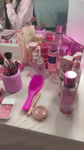 Penteadeira com tudo rosa