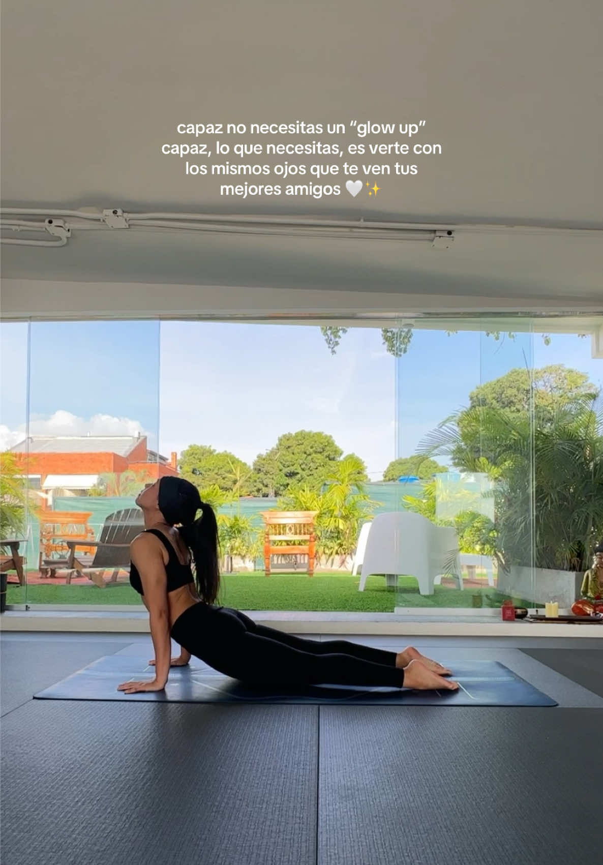 que el “glow up” sea desde adentro hacia afuera. ten un lindo corazón con lindas intenciones 🤍🌟 #yoga #vinyasa #yogi #healthylifestyle #yogaflow 