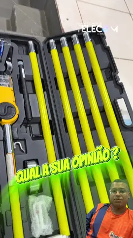 Recebi algumas críticas sobre essa vara de agrupar cabos que adquiri. O benefício é que ela mantém os cabos mais baixos organizados junto com os mais altos, evitando rompimentos causados por veículos. E aí, você acha que essa vara vai ajudar ou atrapalhar o nosso trabalho? Deixe sua opinião!”