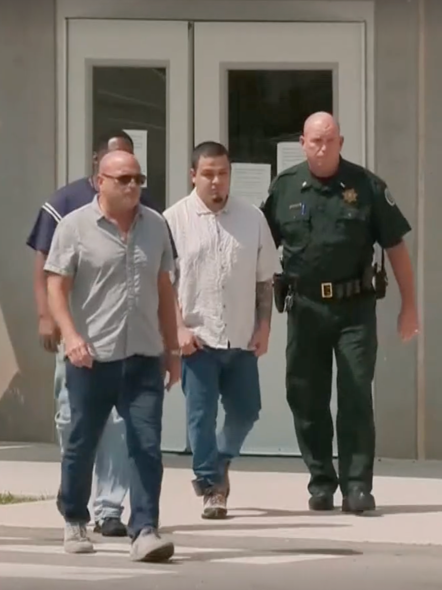 📍 Este es el momento en que Kilmar Abrego García sale bajo libertad condicional de la prisión de Nashville, Tennessee, en la que llevaba meses encerrado esperando por su juicio. El migrante fue deportado en marzo a El Salvador por “error” de Estados Unidos y enviado de regreso para ser juzgado por un presunto delito de tráfico de personas. Su liberación podría ser efímera porque ICE podría detenerlo una vez que llegue a su estado adoptivo de Maryland para intentar deportarlo nuevamente.