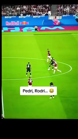 Педри, Родри... 😂  Енцо и Кайседо - 10 паса. Те просто си правят каквото искат...😅 #pedri #rodri #football #chealsea #futbolnikomentari 