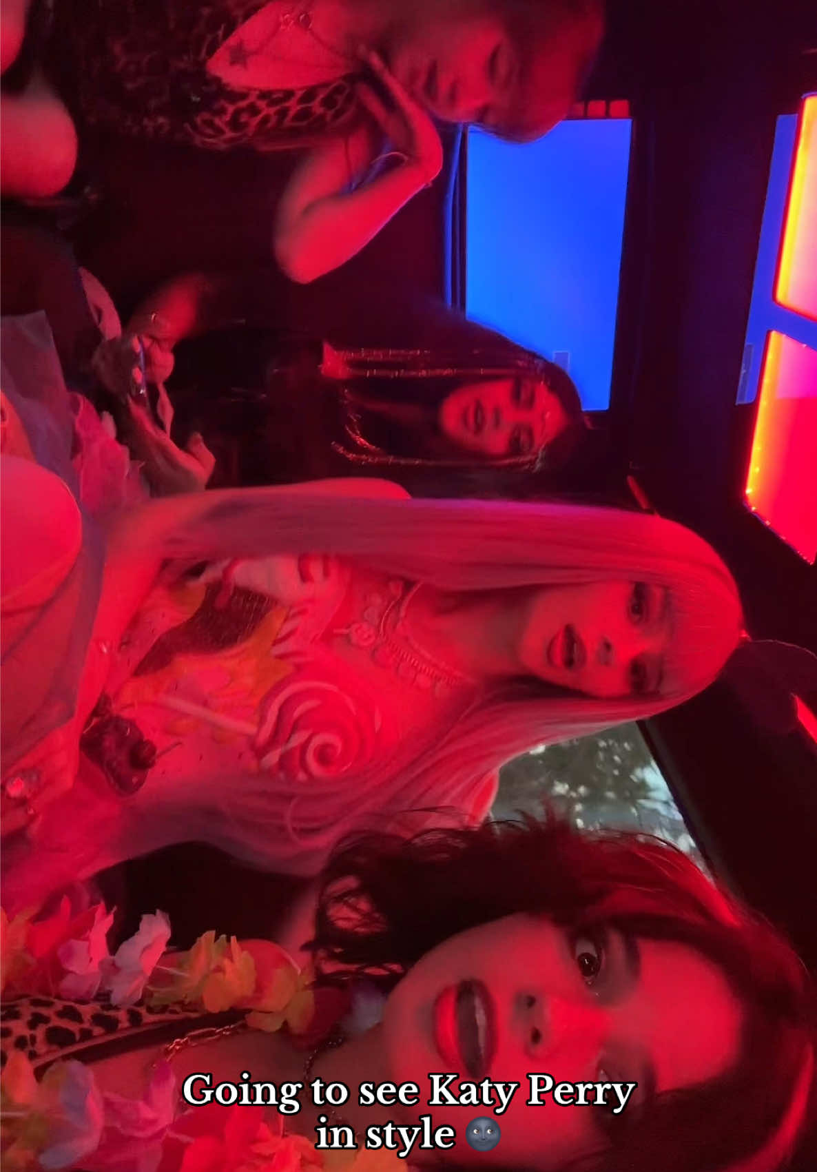 Oh how I adore limos 😝 #KatyPerry #LifetimeTour #KatyPerryConcert #Teenagedream #CaliforniaGurls 