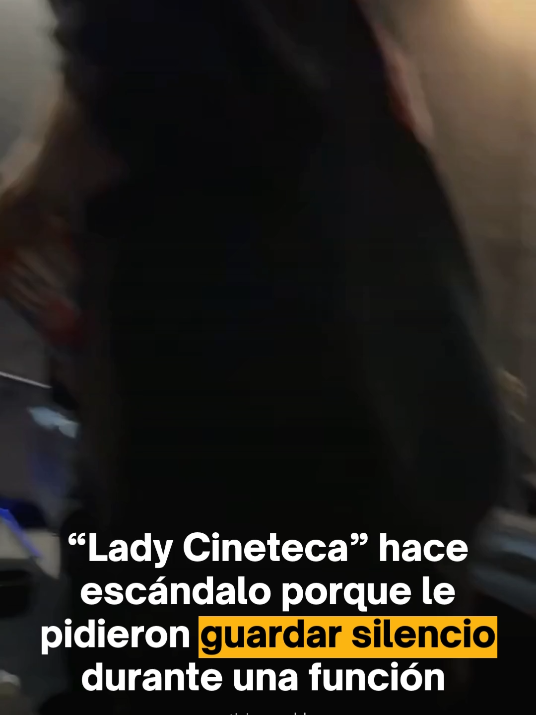 📹 “A mi no me vas a llamar loca”, gritaba enloquecida una joven que armó un escándalo en la Cineteca Nacional de la Ciudad de México, todo porque le reclamaron por no guardar silencio durante la función de la película #Eddington. La mujer no paraba de hablar ni de gritar durante toda la película, lo que le trajo reclamos de otras personas, fue entonces cuando perdió el control. “Si te cuesta convivir, pues lárgate”, gritaba la joven totalmente histérica y siendo sujeta por sus acompañantes; el colmo es que el personal intervino hasta pasados 20 minutos. . . #LadyCineteca #CinetecaNacional #CDMX #México #Video #Viral
