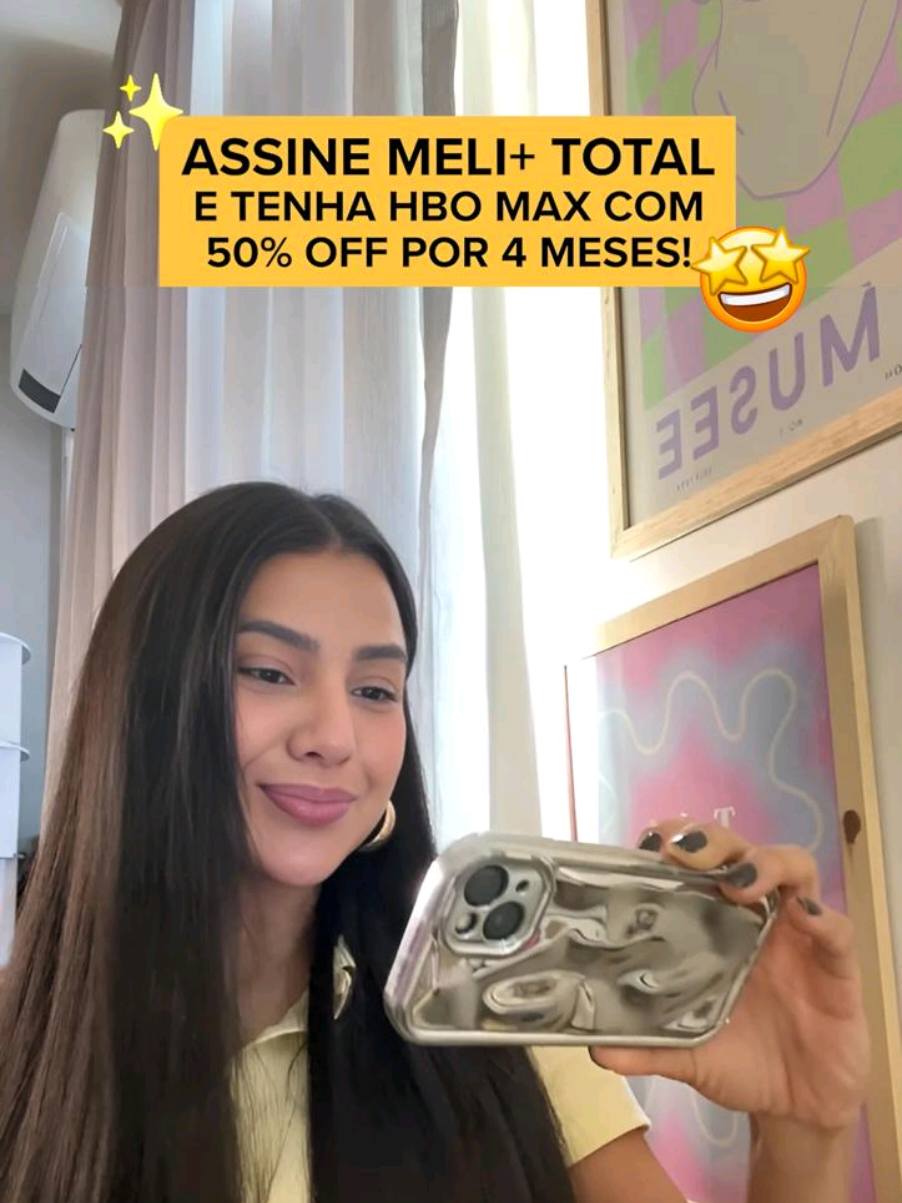 Quem ainda não se apaixonou por uma personagem protagonista tá assistindo série errado 🤭 Quer assistir certo igual a @Daniellediz com The Pitch?  Com Meli+ TOTAL você tem 50% OFF no HBO MAX por 4 meses! #DescriçãoDaImagem O vídeo começa com a creator @daniellediz de frente para a câmera. Ela veste roupão cinza, touca de cetim rosa e está aplicando um sérum no rosto, como se estivesse se arrumando. Atrás, vemos uma ambientação de quarto com quadros e cortinas em tons claros. Enquanto ela descreve o personagem, continua se maquiando espalhando produtos, curvando os cílios, passando rímel e batom. Ao falar que o público a está achando “horrorosa”, pega o celular e transiciona, agora com o cabelo solto (liso escuro), pele preparada e camiseta polo em tom amarelo claro. Enquanto isso, ela pega o celular na horizontal e fala com alguém. Em seguida, revela que, na verdade, sua paixão está na tela, na série “The Pitch”. A partir daí, o texto “Assine Meli+ Total e tenha HBO MAX com 50% OFF por 4 meses” aparece em preto com destaque amarelo. Na cena final, enquanto Danielle conversa com o público, o texto “Aproveite o HBO MAX com Meli+ Total!” encerra o vídeo.