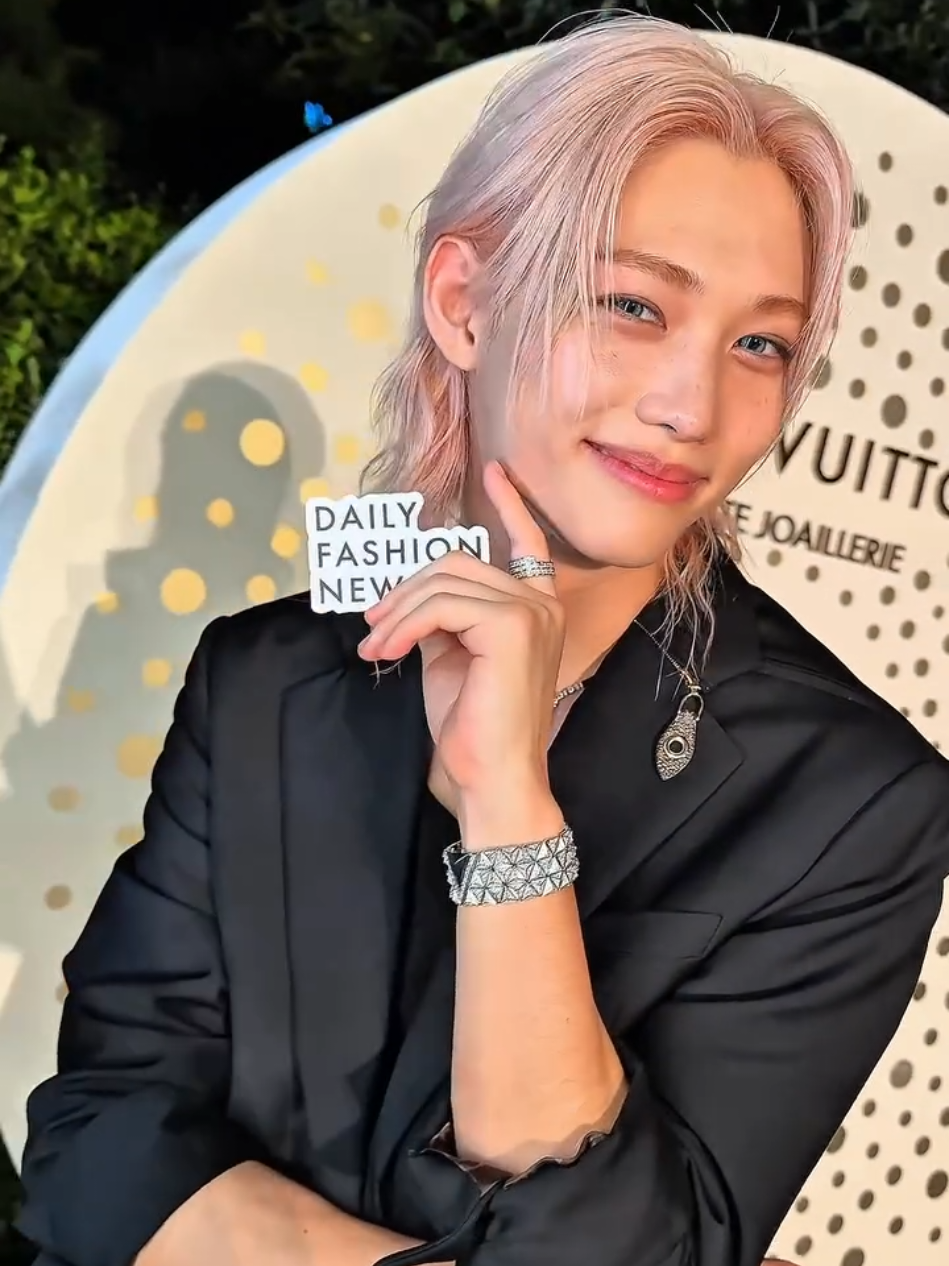 ✨️Felix x Louis Vuitton✨️ 2025.08.22 #Felix  #LV   #fashionweek  #StrayKids #pinkhair  @straykids_japan  @Stray Kids  He's so gorgeous~ 🥹🥹