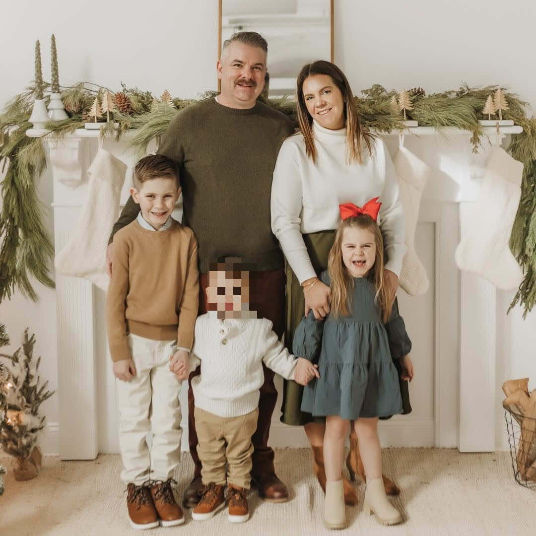 La Fiscalía General de New Hampshire informó que una mujer identificada como Emily Long, de 34 años, mató a tiros a su esposo y a dos de sus hijos pequeños antes de quitarse la vida en su vivienda de Madbury. 