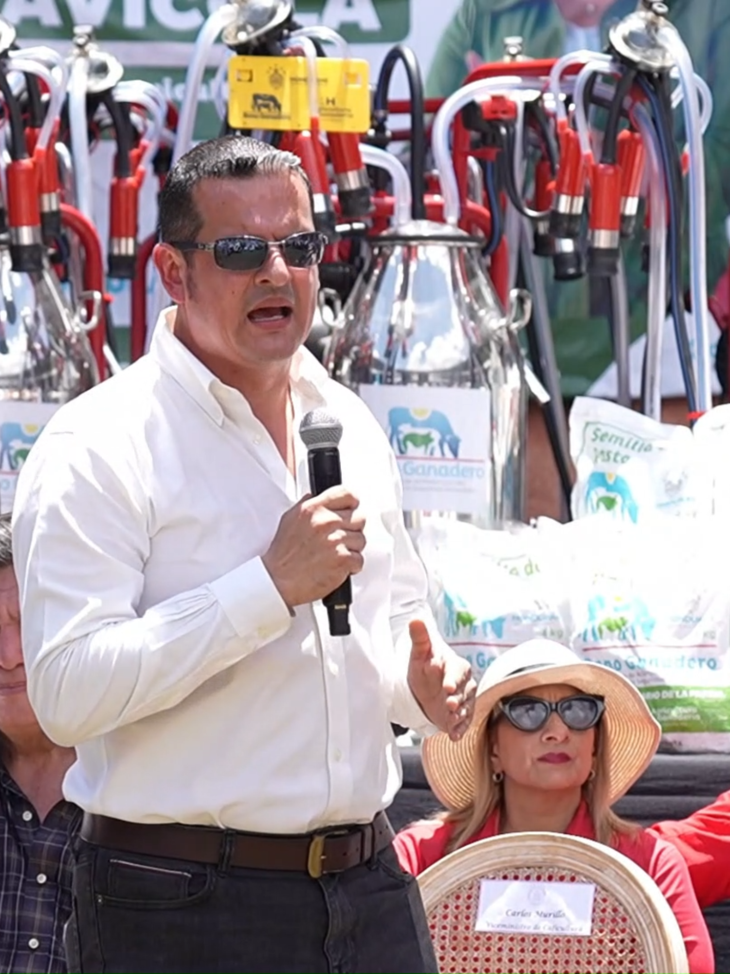 🔴 En el marco del lanzamiento del Programa Presidencial Bono Cafetalero, el viceministro de Caficultura, Carlos Murillo, expresó que,: “A través del #BonoCafetalero, estamos atendiendo a más de de 119 mil productores de café, devolviéndoles la dignidad que se había perdido a los #HeroesDeLaCaficultura”. #UnidosPorElAgro #VolvimosAlCampo #XiomaraSiCumple